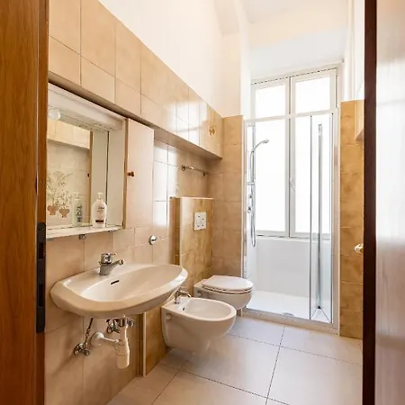 Mia - With Private Bath Center Apartment